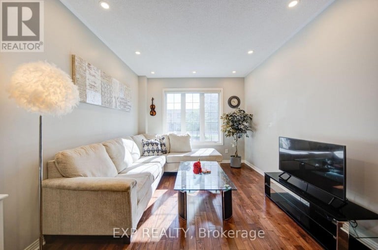 76 FORD WILSON BOULEVARD, Newmarket (Woodland Hill), Ontario, L3X3G1