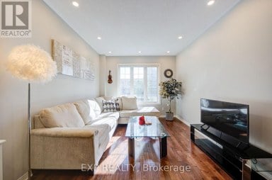 76 FORD WILSON BOULEVARD Newmarket (Woodland Hill) Ontario photo 6