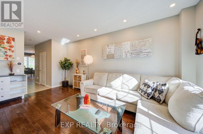 76 FORD WILSON BOULEVARD, Newmarket (Woodland Hill), Ontario, L3X3G1