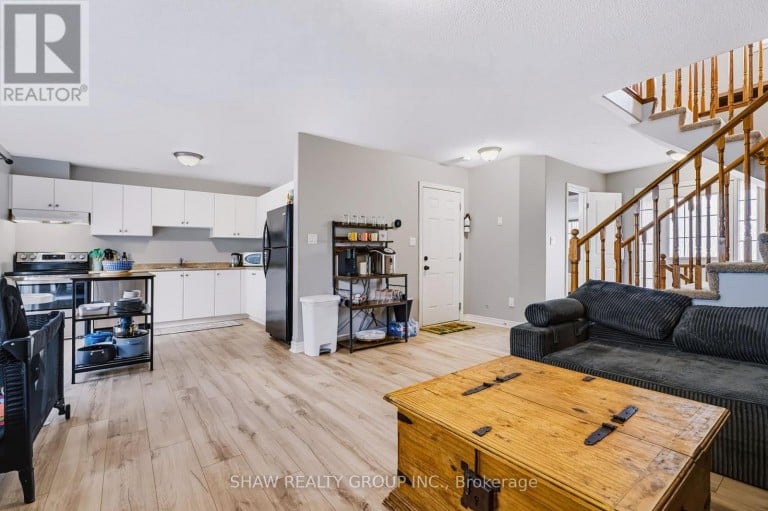 24 FALLINGBROOK CRESCENT, Kawartha Lakes (Lindsay), Ontario, K9V0B3