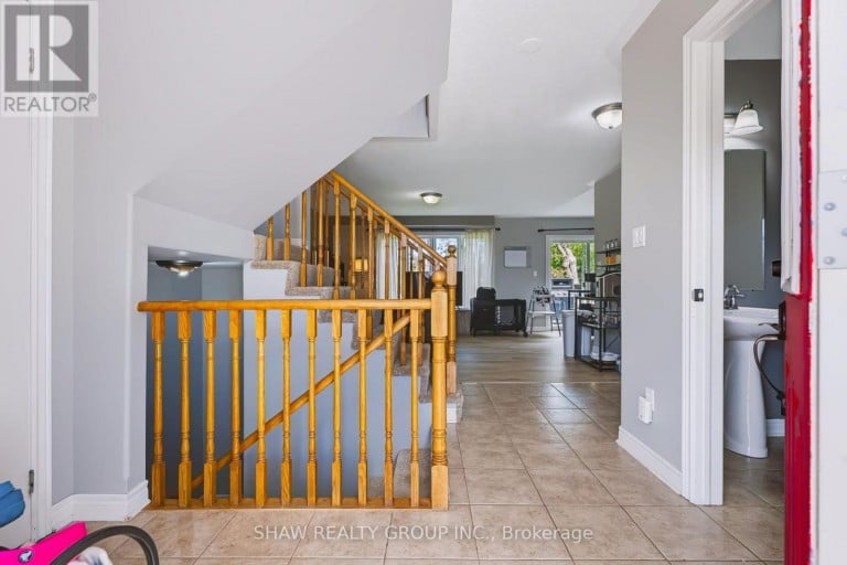 24 FALLINGBROOK CRESCENT, Kawartha Lakes (Lindsay), Ontario, K9V0B3