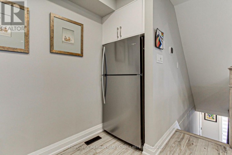30 BRANDY LANE WAY, Newmarket (Central Newmarket), Ontario, L3Y8P7
