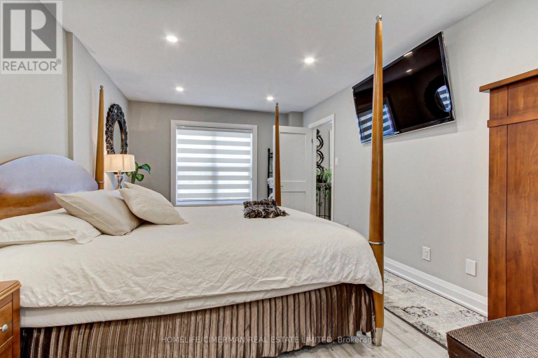 30 BRANDY LANE WAY, Newmarket (Central Newmarket), Ontario, L3Y8P7