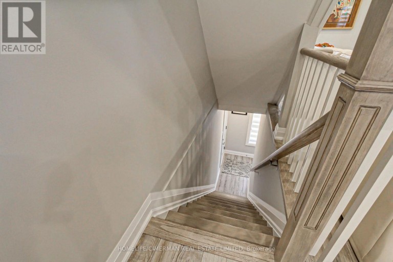 30 BRANDY LANE WAY, Newmarket (Central Newmarket), Ontario, L3Y8P7
