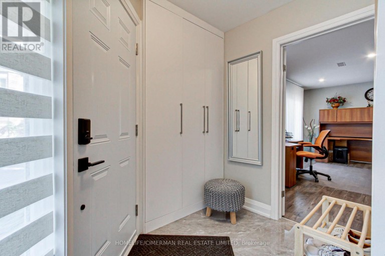 30 BRANDY LANE WAY, Newmarket (Central Newmarket), Ontario, L3Y8P7