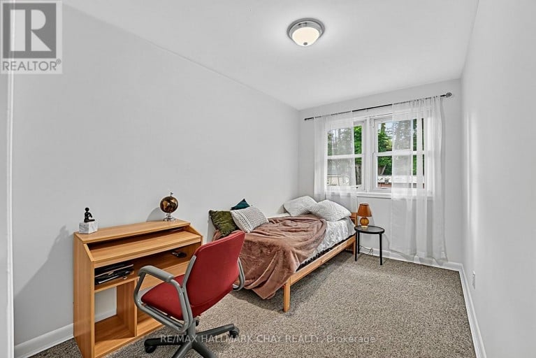 84 LONGFORD DRIVE, Newmarket (Bristol-London), Ontario, L3Y2Y4