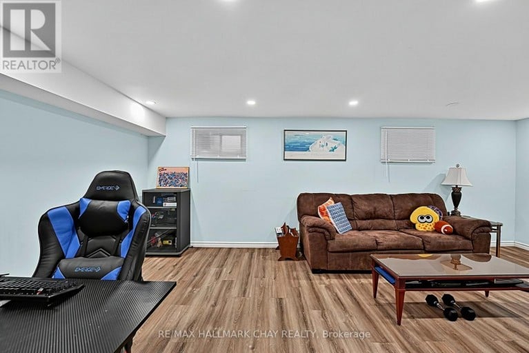 84 LONGFORD DRIVE, Newmarket (Bristol-London), Ontario, L3Y2Y4