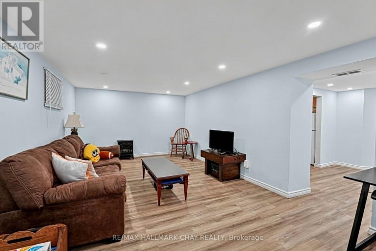 84 LONGFORD DRIVE, Newmarket (Bristol-London), Ontario, L3Y2Y4