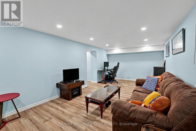 84 LONGFORD DRIVE, Newmarket (Bristol-London), Ontario, L3Y2Y4