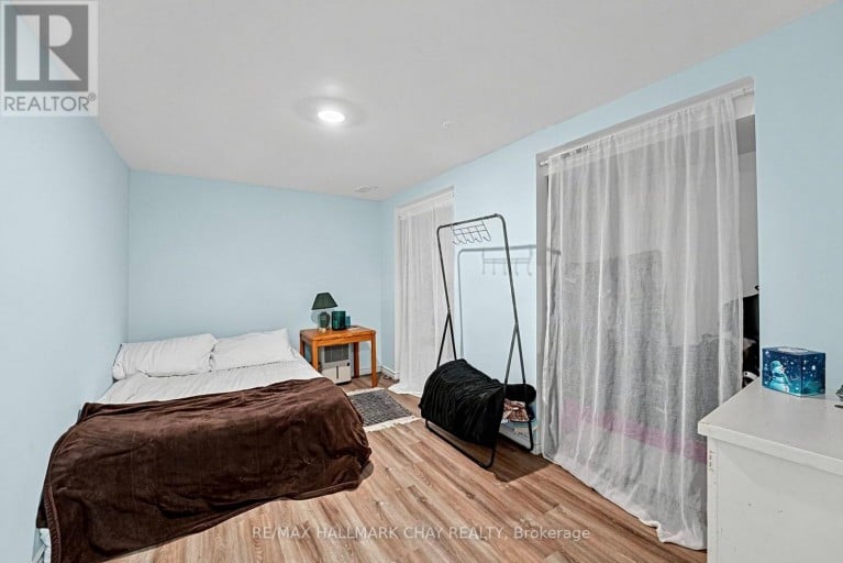 84 LONGFORD DRIVE, Newmarket (Bristol-London), Ontario, L3Y2Y4