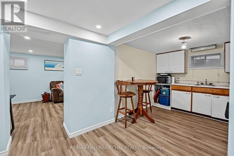 84 LONGFORD DRIVE, Newmarket (Bristol-London), Ontario, L3Y2Y4