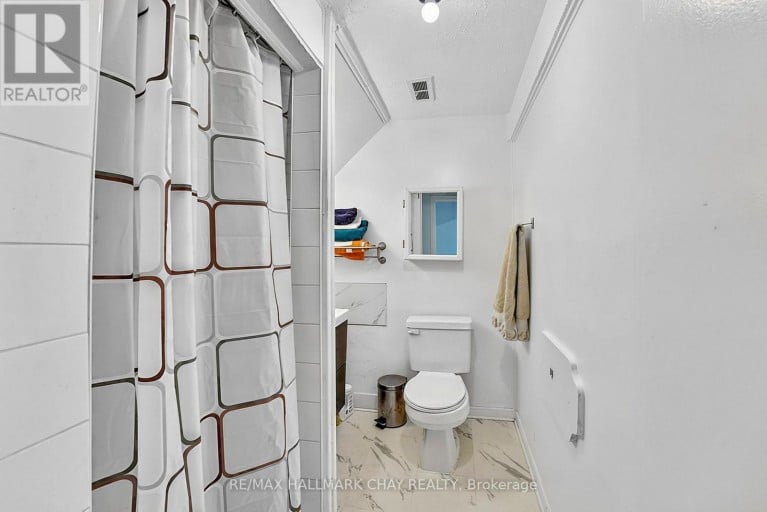 84 LONGFORD DRIVE, Newmarket (Bristol-London), Ontario, L3Y2Y4