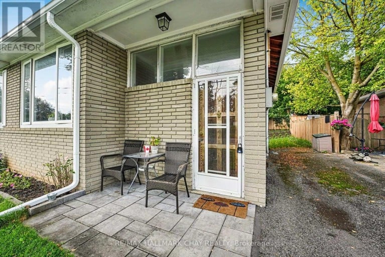 84 LONGFORD DRIVE, Newmarket (Bristol-London), Ontario, L3Y2Y4