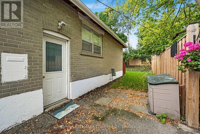 84 LONGFORD DRIVE, Newmarket (Bristol-London), Ontario, L3Y2Y4