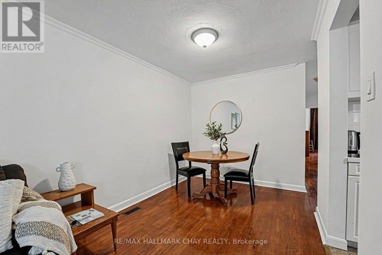 84 LONGFORD DRIVE, Newmarket (Bristol-London), Ontario, L3Y2Y4