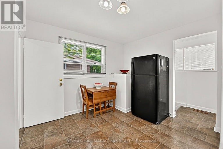 84 LONGFORD DRIVE, Newmarket (Bristol-London), Ontario, L3Y2Y4