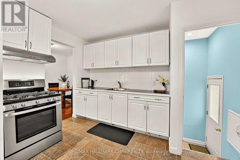 84 LONGFORD DRIVE, Newmarket (Bristol-London), Ontario, L3Y2Y4