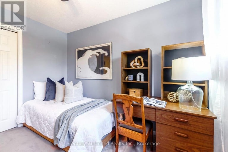 15 - 36 CHAMPLAIN CRESCENT, Peterborough (Northcrest Ward 5), Ontario, K9L1T1