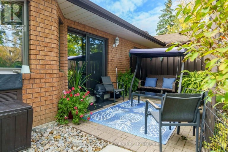 15 - 36 CHAMPLAIN CRESCENT, Peterborough (Northcrest Ward 5), Ontario, K9L1T1