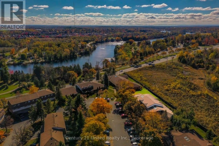15 - 36 CHAMPLAIN CRESCENT, Peterborough (Northcrest Ward 5), Ontario, K9L1T1