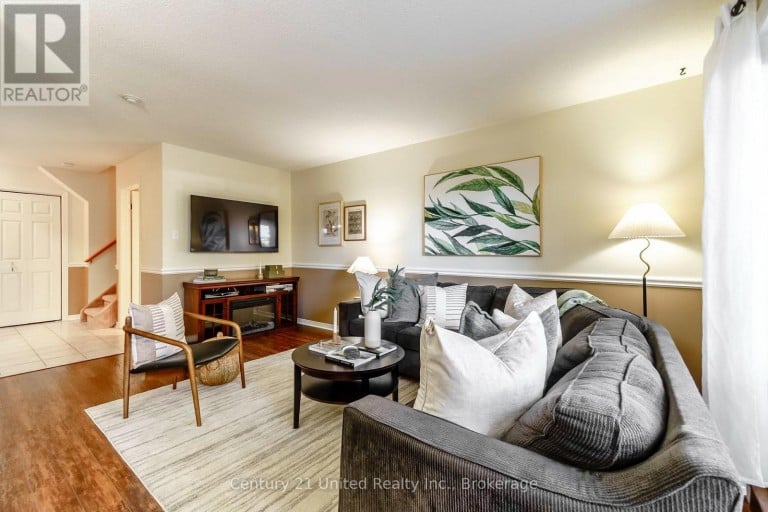 15 - 36 CHAMPLAIN CRESCENT, Peterborough (Northcrest Ward 5), Ontario, K9L1T1