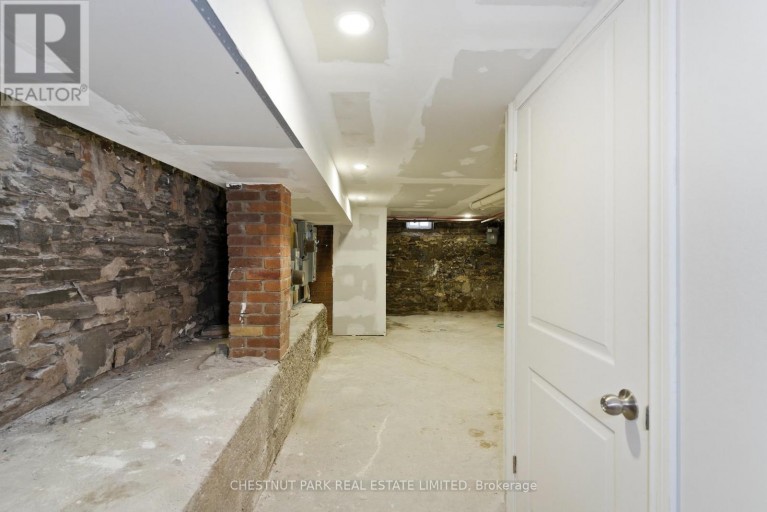 41 RONCESVALLES AVENUE, Toronto (Roncesvalles), Ontario, M6R2K4