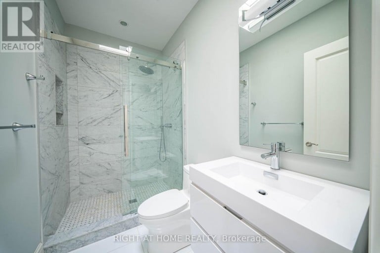 2 FINCHLEY ROAD, Toronto (Edenbridge-Humber Valley), Ontario, M9A2X3