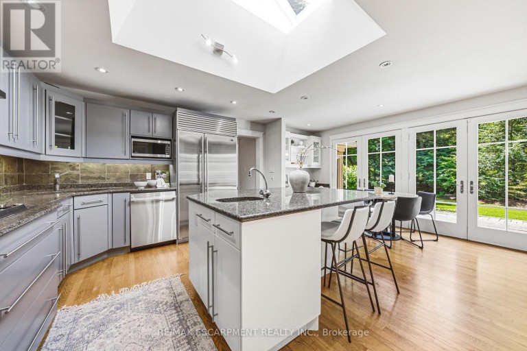7 COLONIAL CRESCENT, Oakville (MO Morrison), Ontario, L6J4K8
