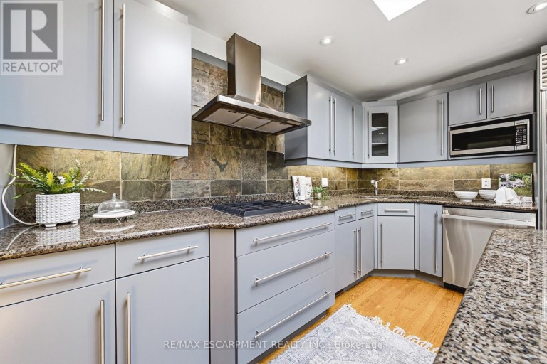 7 COLONIAL CRESCENT, Oakville (MO Morrison), Ontario, L6J4K8