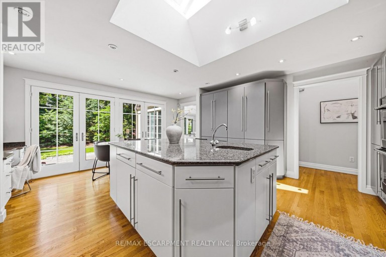 7 COLONIAL CRESCENT, Oakville (MO Morrison), Ontario, L6J4K8
