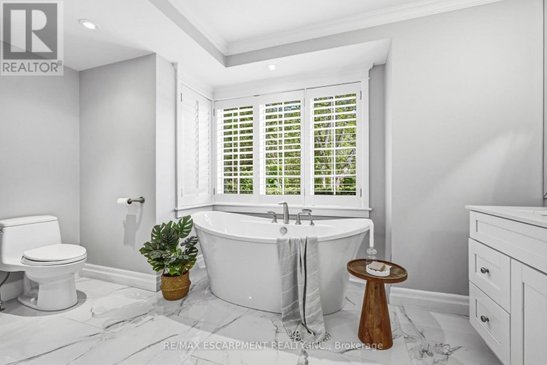 7 COLONIAL CRESCENT, Oakville (MO Morrison), Ontario, L6J4K8