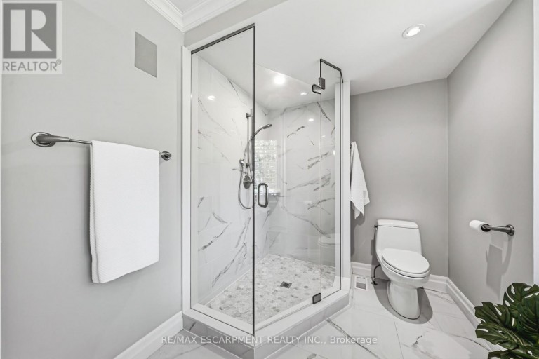7 COLONIAL CRESCENT, Oakville (MO Morrison), Ontario, L6J4K8