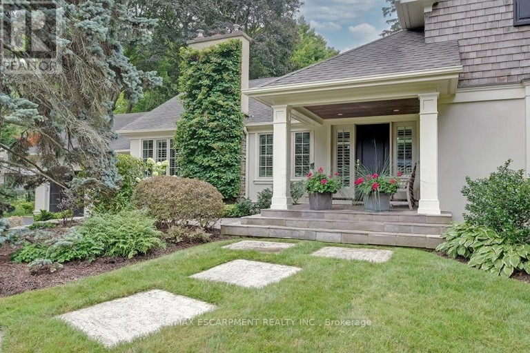 7 COLONIAL CRESCENT, Oakville (MO Morrison), Ontario, L6J4K8