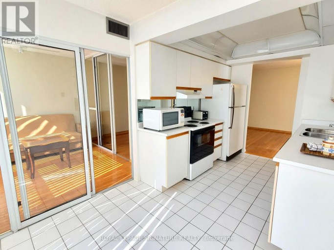 212 - 1121 STEELES AVENUE W, Toronto (Westminster-Branson), Ontario, M2R3W7