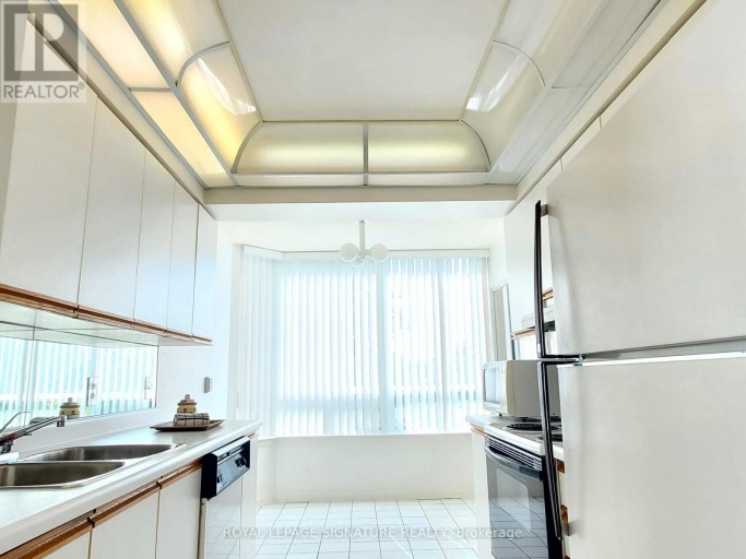 212 - 1121 STEELES AVENUE W, Toronto (Westminster-Branson), Ontario, M2R3W7