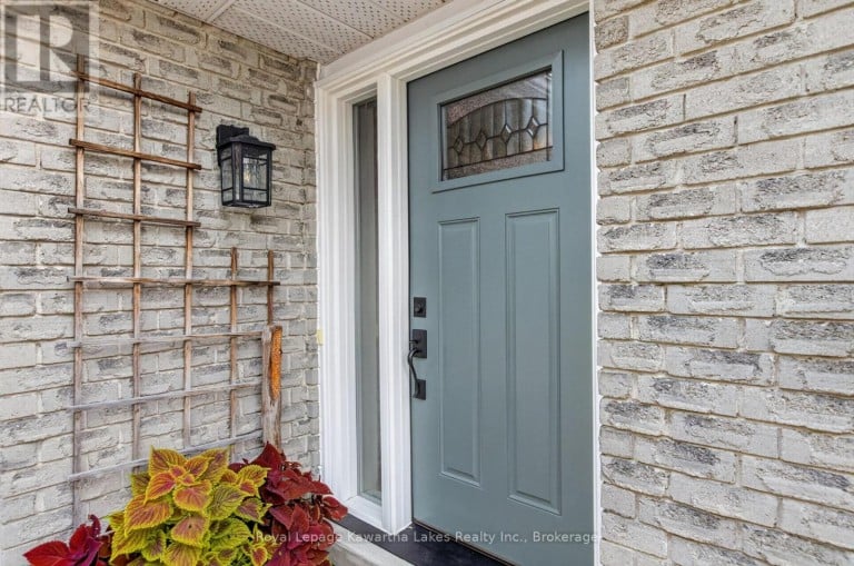 18 MADILL CRESCENT, Kawartha Lakes (Lindsay), Ontario, K9V5W8