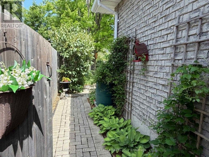 18 MADILL CRESCENT, Kawartha Lakes (Lindsay), Ontario, K9V5W8