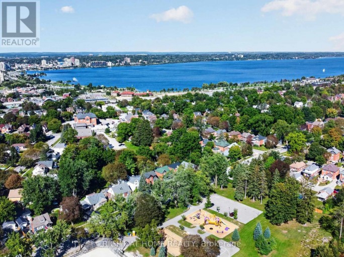 20 HOLGATE STREET, Barrie (Allandale), Ontario, L4N2T5