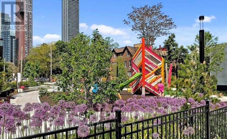323 - 585 BLOOR STREET E, Toronto (North St. James Town), Ontario, M4W0B3