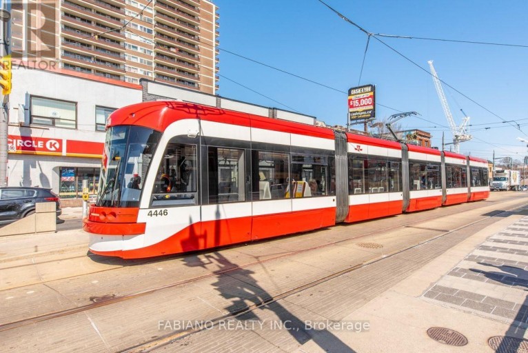 944 ST CLAIR AVENUE W, Toronto (Oakwood Village), Ontario, M6E2V1