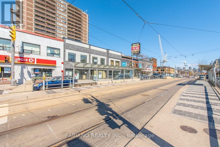 944 ST CLAIR AVENUE W, Toronto (Oakwood Village), Ontario, M6E2V1