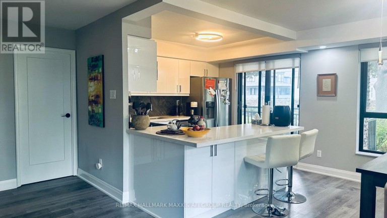 201 - 15390 YONGE STREET, Aurora (Aurora Heights), Ontario, L4G1N8