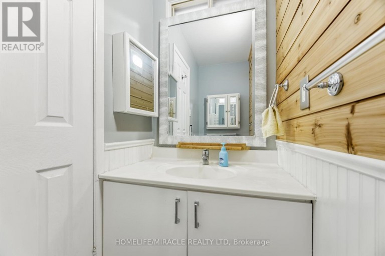 413 TERRY DRIVE, Newmarket (Central Newmarket), Ontario, L3Y5E6