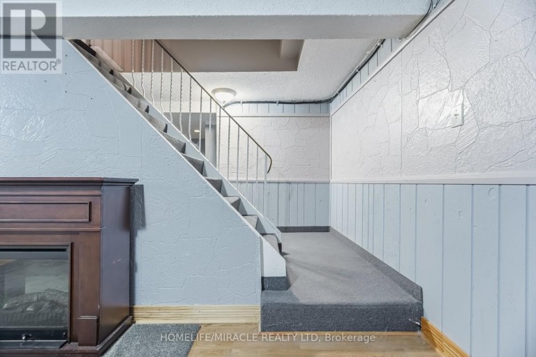 413 TERRY DRIVE, Newmarket (Central Newmarket), Ontario, L3Y5E6