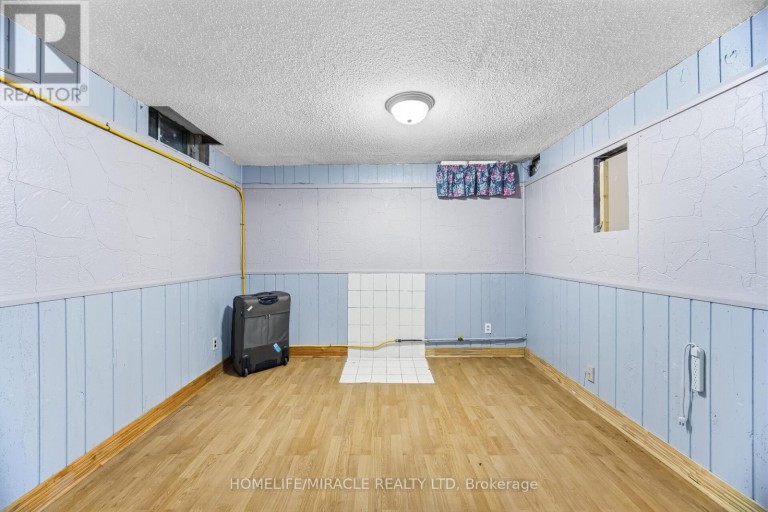 413 TERRY DRIVE, Newmarket (Central Newmarket), Ontario, L3Y5E6