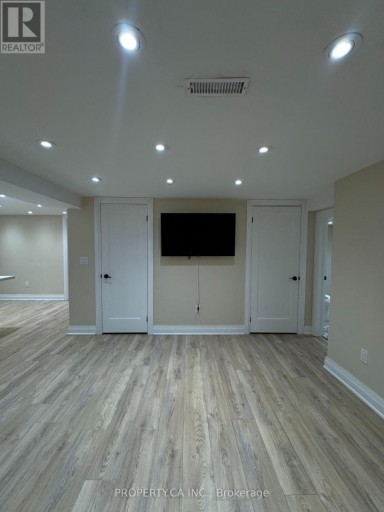 LOWER - 746 LESLIE VALLEY DRIVE, Newmarket (Huron Heights-Leslie Valley), Ontario, L3Y7J3