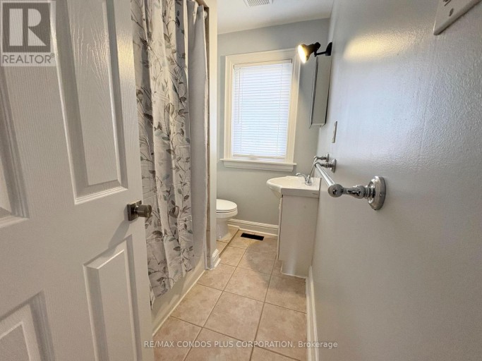 UPPER FLOOR - 60 KANE AVENUE, Toronto (Keelesdale-Eglinton West), Ontario, M6M3M7