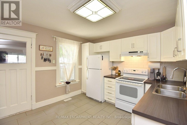 56 BARONS AVENUE N, Hamilton (Homeside), Ontario, L8H5A4
