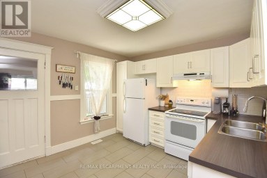 56 BARONS AVENUE N Hamilton (Homeside) Ontario photo 14