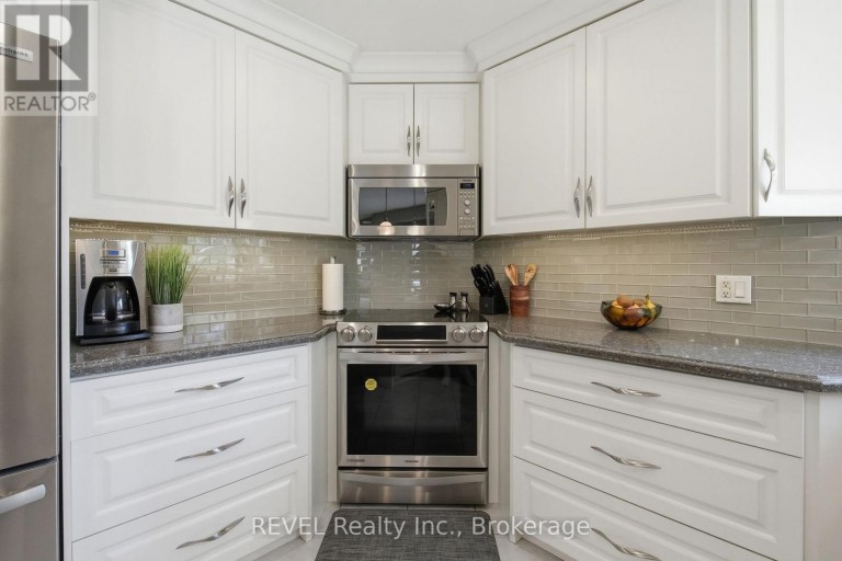 29 STRATTON CRESCENT, Whitby (Rolling Acres), Ontario, L1R1V4